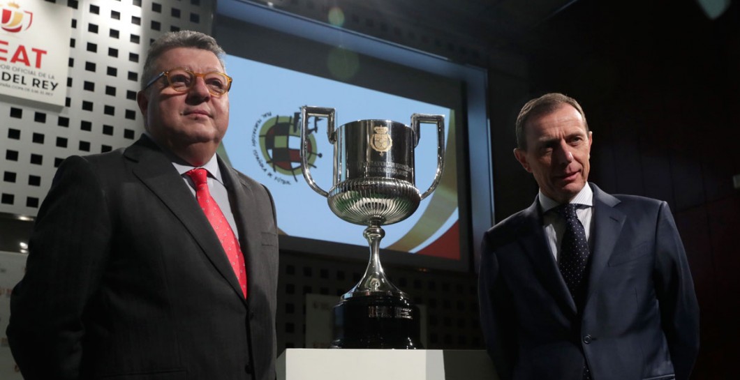 Butragueño posa junto al trofeo de la Copa del Rey