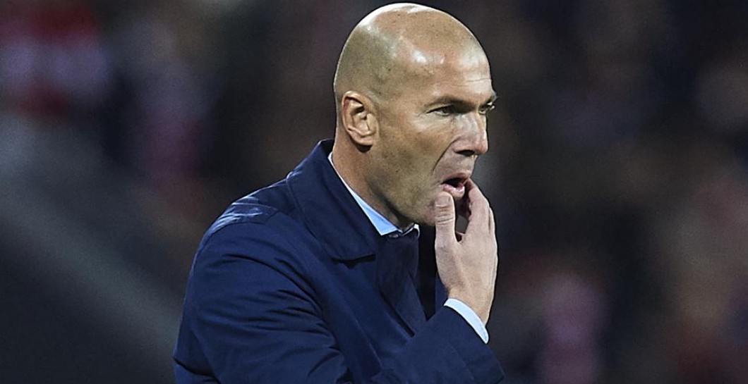 Zidane analiza un partido desde la banda