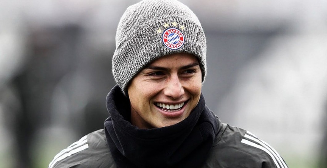 James ríe en un entrenamiento del Bayern de Múnich