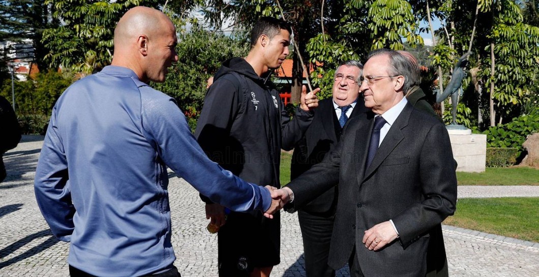 Saludo entre Florentino Pérez y Zidane