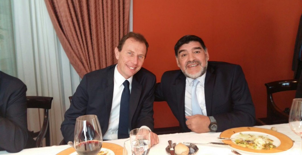 Maradona en una comida junto a Emilio Butragueño