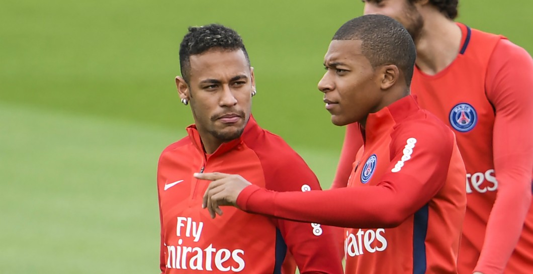 Mbappé habla con Neymar en un entrenamiento del PSG