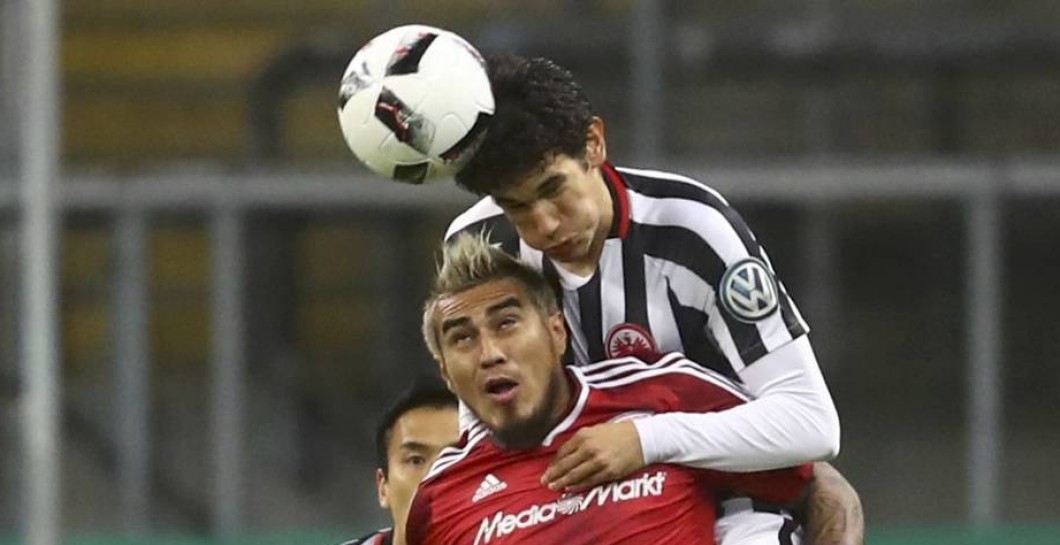 Vallejo pugna por un balón con el Eintracht