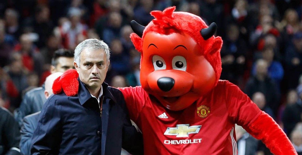Mourinho junto a la mascota del Manchester United