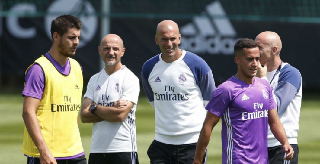 Zidane mira un entrenamiento junto a Antonio Pintus