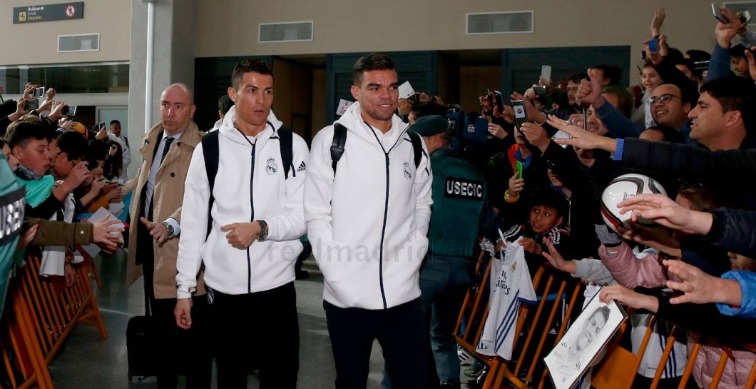 Cristiano y Pepe tras aterrizar en Pamplona