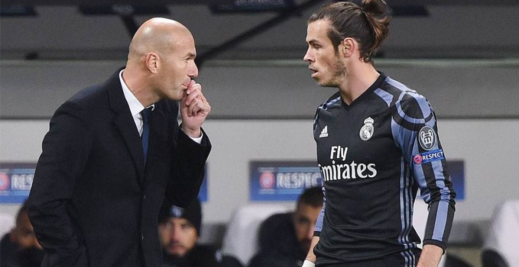 Bale habla con Zidane durante un partido