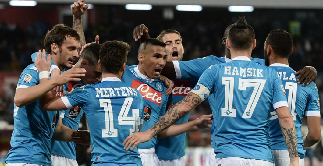 El Nápoles celebra uno de sus goles al Bolonia