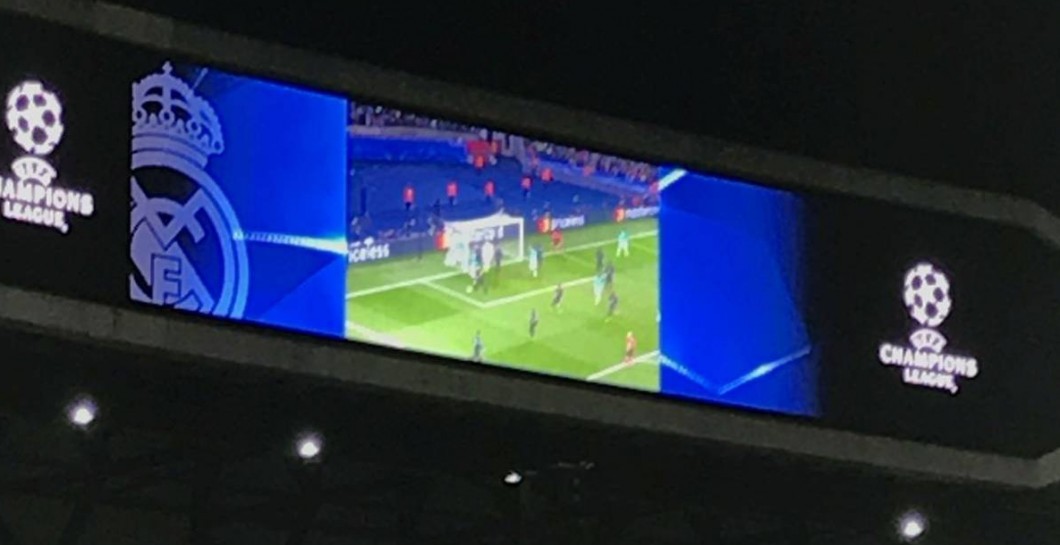 El videomarcador del Bernabéu emitiendo el 4-0 del PSG al Barcelona