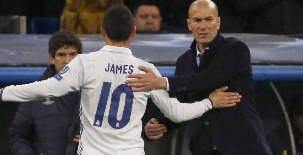 Zidane saluda a James Rodríguez tras una sustitución