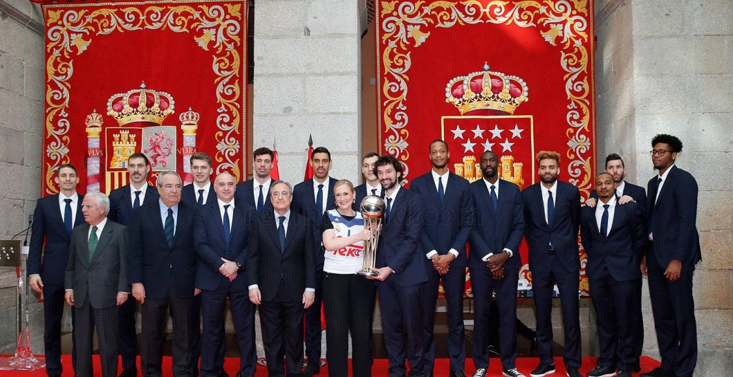 El equipo de baloncesto ofreció la Copa en la Comunidad de Madrid