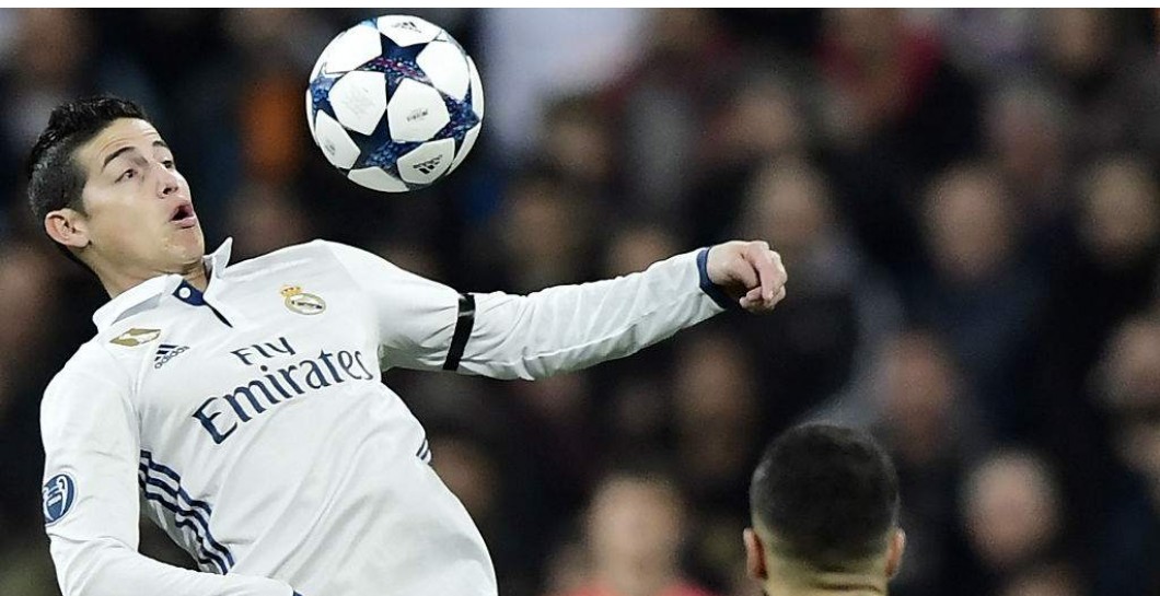James Rodríguez controla un balón contra el Nápoles