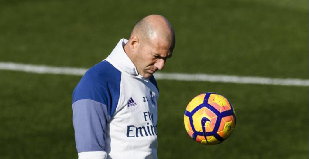 Zidane con un balón en Valdebebas