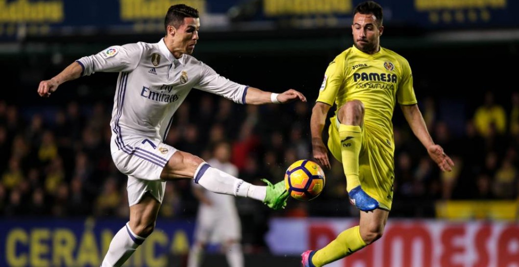 Cristiano Ronaldo controla el balón ante el Villarreal