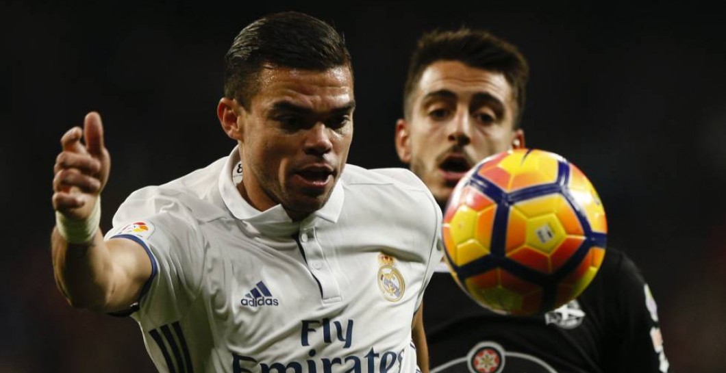 Pepe controla un balón ante el Deportivo de la Coruña