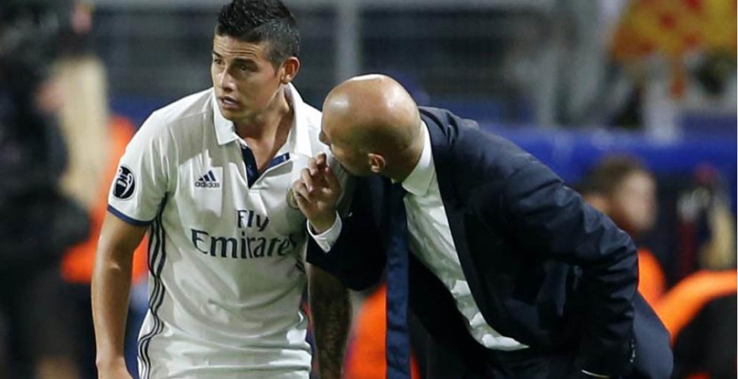 Zidane habla con James durante un partido