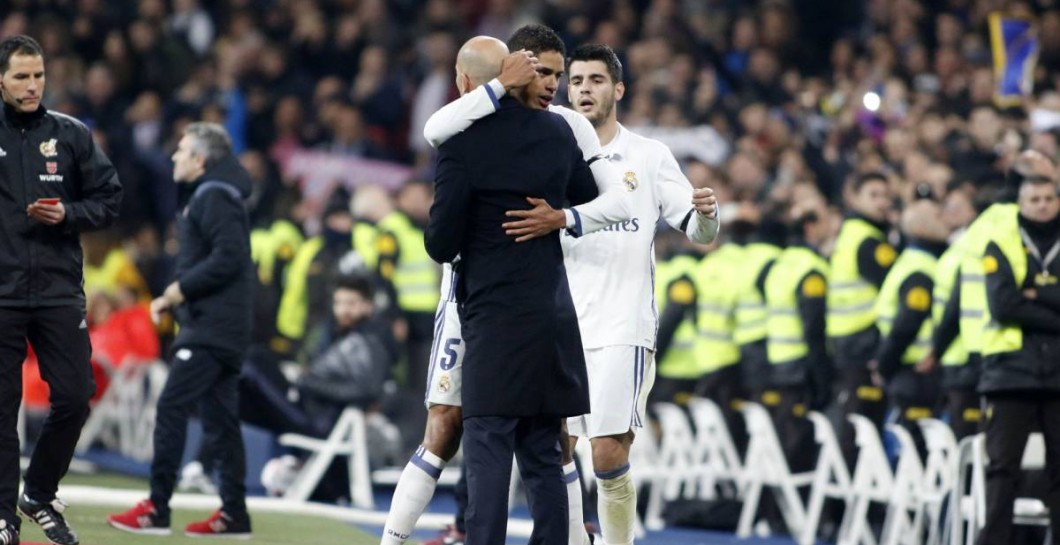 Zidane abraza a Varane tras su gol al Sevilla