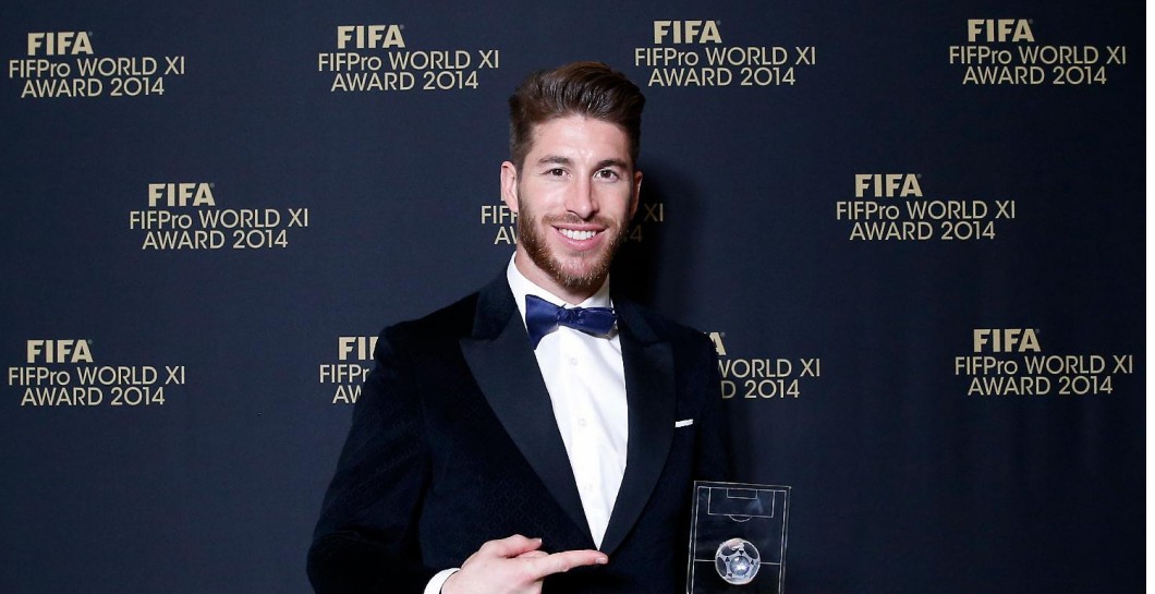 Ramos posa con el premio de la FIFA logrado en 2014