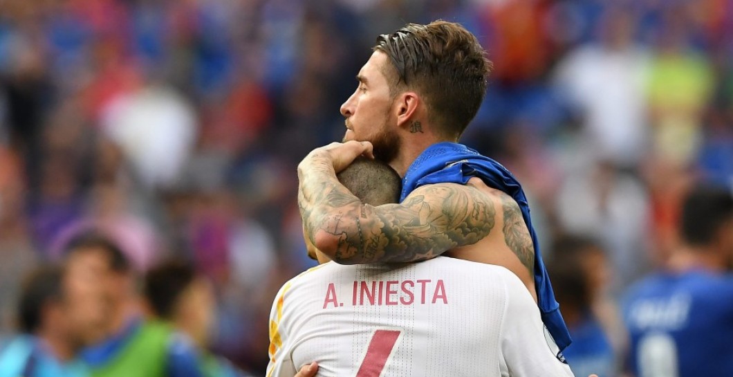 Ramos abraza a Iniesta tras un partido de la selección