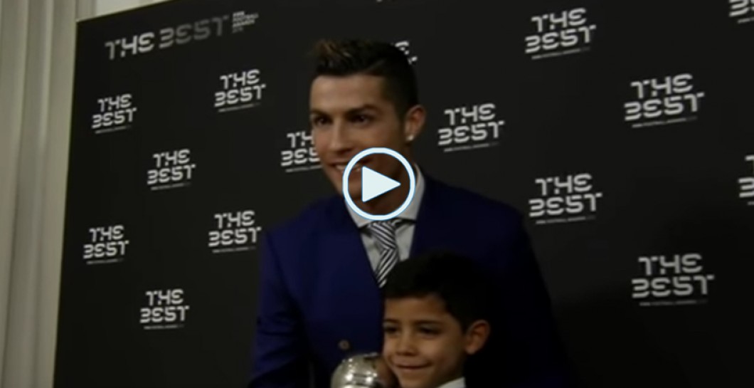 Cristiano posa junto a su hijo en la gala de 'The Best'