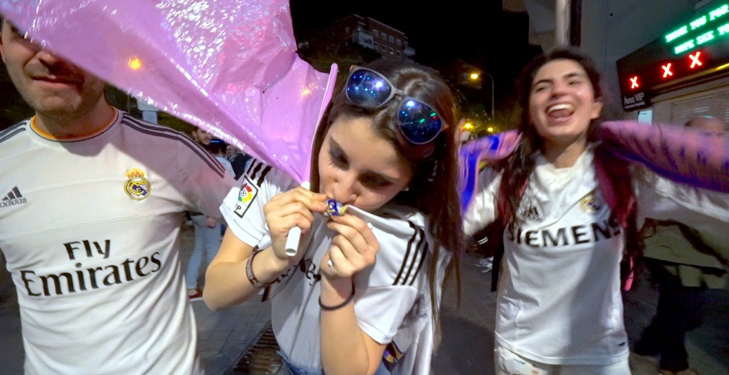 Una aficionada madridista besa el escudo merengue