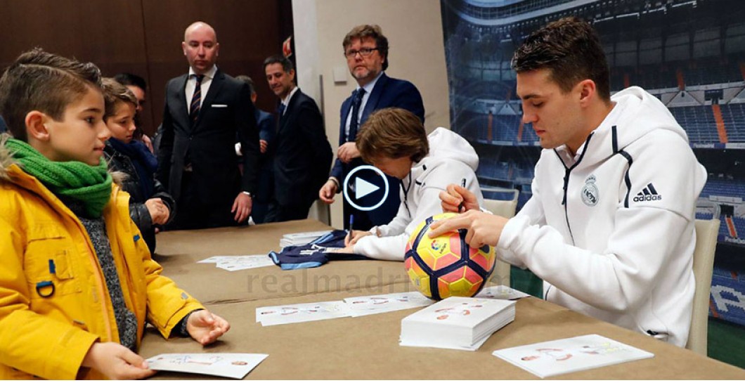 Modric y Kovacic firmaron autógrafos en Sevilla