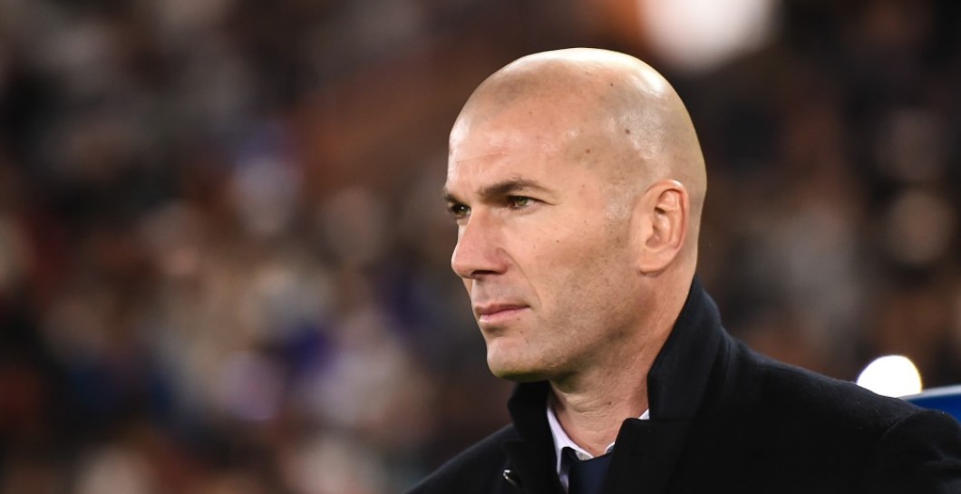 Zidane mira un partido desde la banda