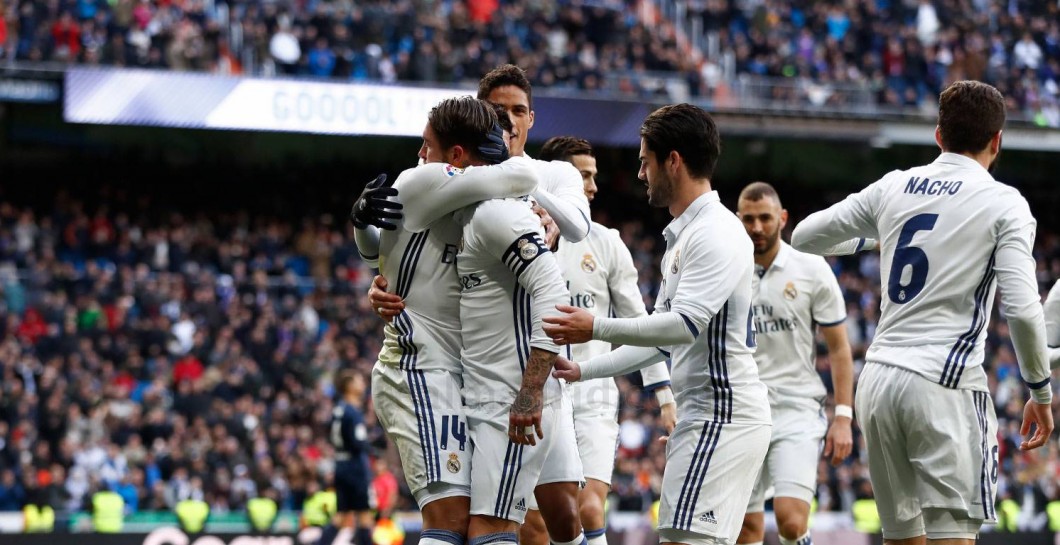 El equipo felicita a Ramos tras su gol al Málaga