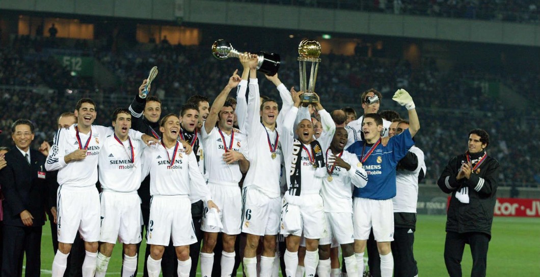 El Real Madrid con la Copa Intercontinental de 2002