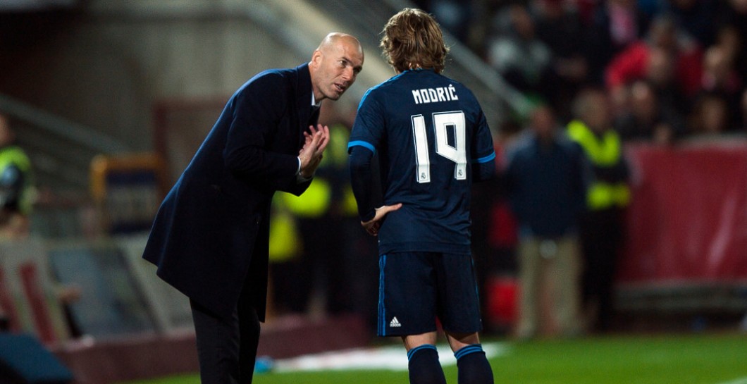 Zidane habla con Modric durante un partido