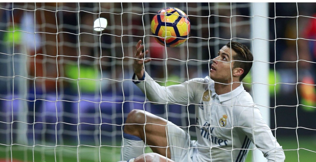 Cristiano coge el balón tras marcar a Las Palmas