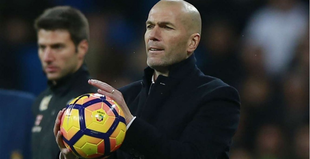 Zidane, con el balón en las manos en el partido ante Las Palmas