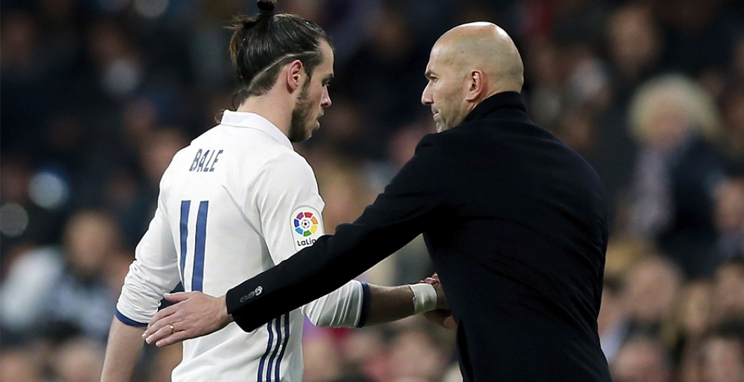Zidane saluda a Gareth Bale durante un partido