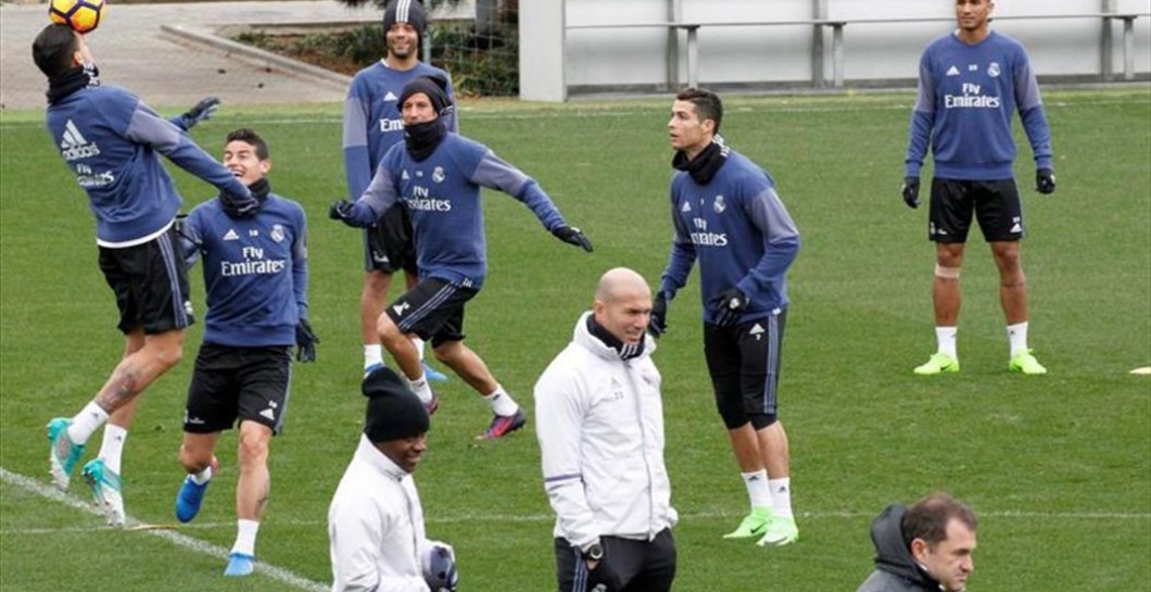 Zidane contempla un entrenamiento de sus jugadores