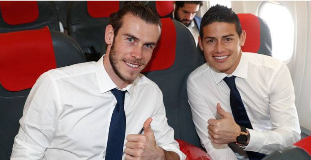 Bale y James en el avión camino de Nápoles