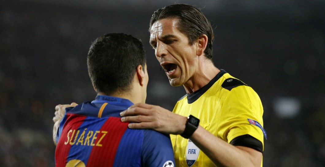 Aytekin habla con Suárez durante el Barcelona-PSG