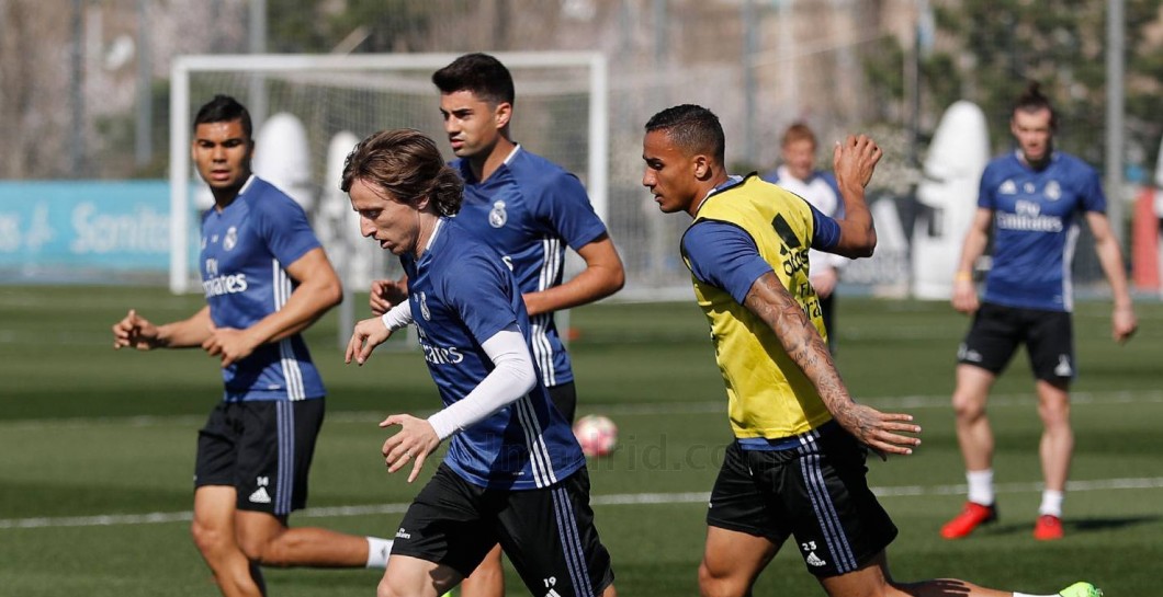 Modric juega el balón durante el entrenamiento