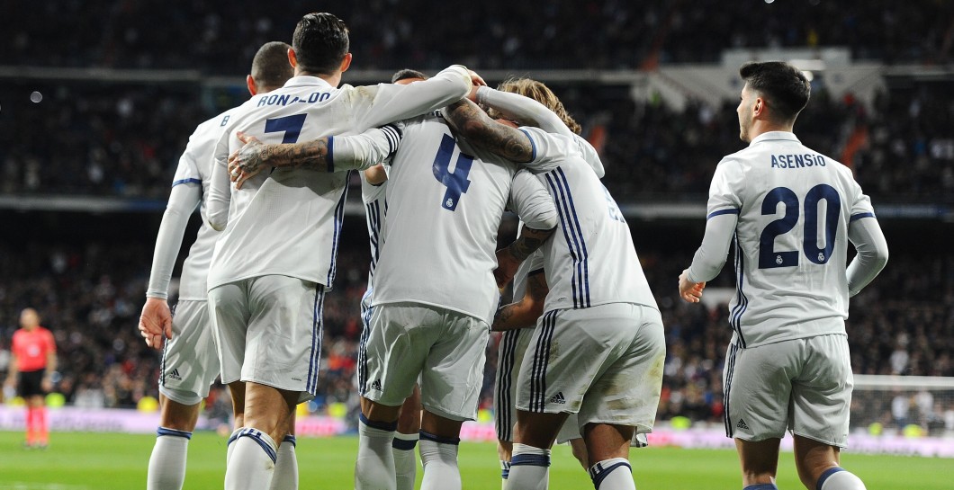 Los jugadores del Madrid festejan un gol