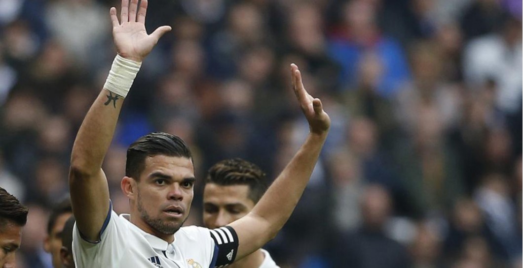 Pepe con las manos en alto durante un partido