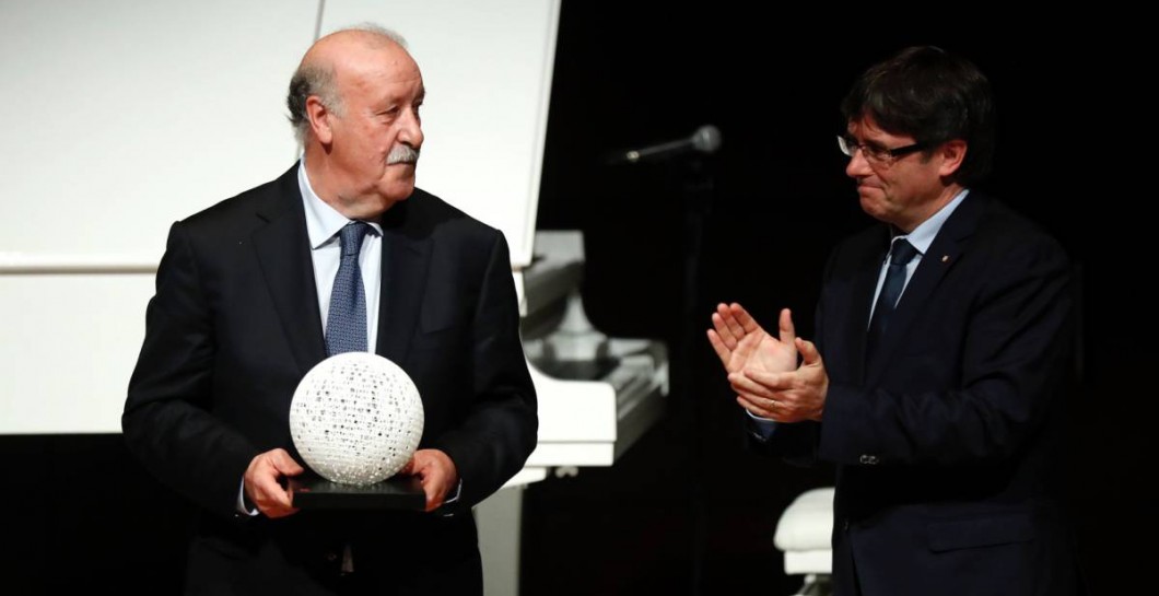 Del Bosque recibió un premio de manos de Carles Puigdemont