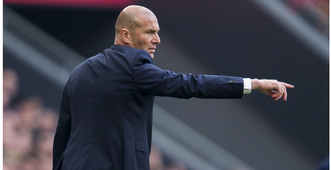 Zidane da instrucciones durante el Athletic-Real Madrid
