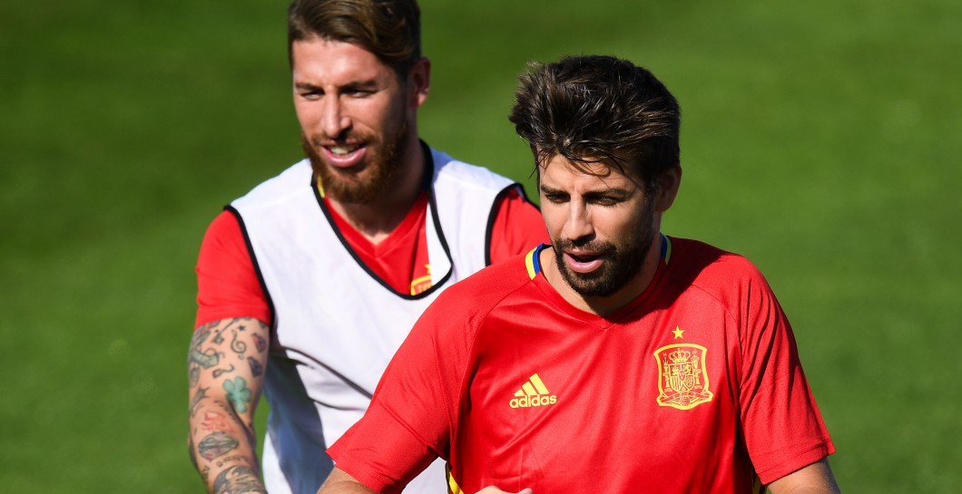 Ramos y Piqué en un entrenamiento con España