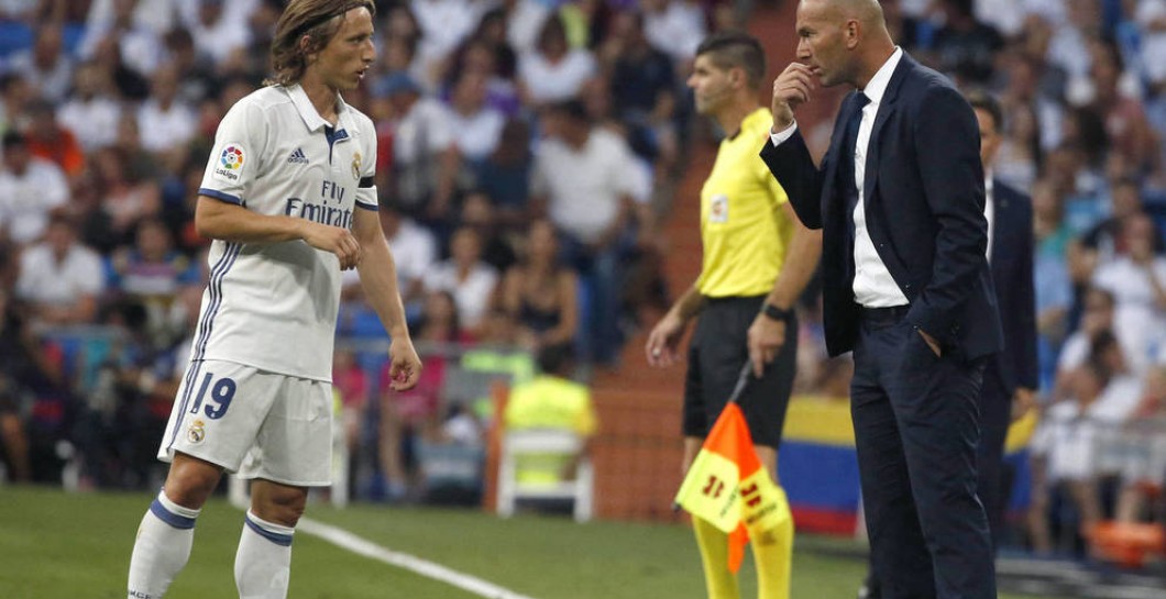 Modric habla con Zidane durante un encuentro