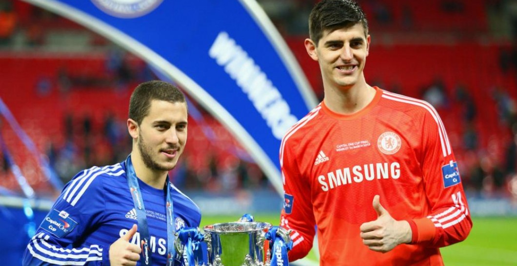 Courtois y Hazard celebran un título con el Chelsea