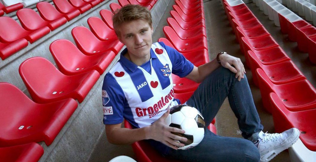 Odegaard posa con la camiseta del Heerenveen