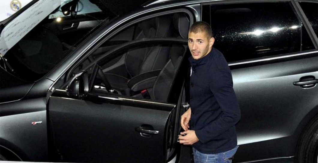 Benzema cogiendo un coche