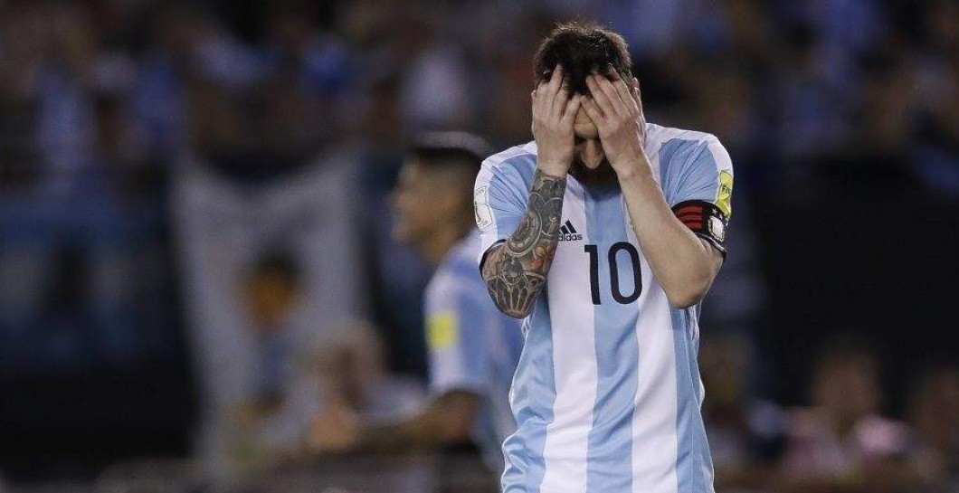 Messi se lamenta en un partido con Argentina