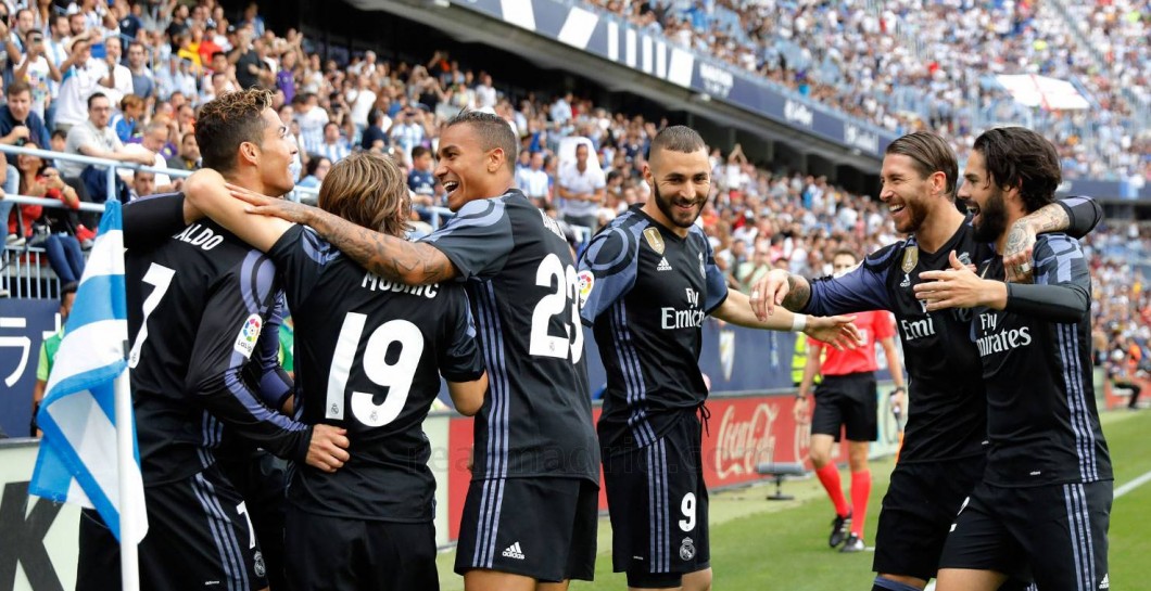 Real Madrid celebrando en La Rosaleda