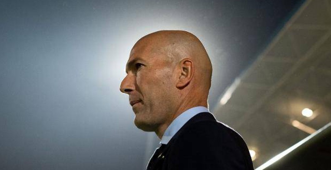 Zidane sigue un partido desde la banda