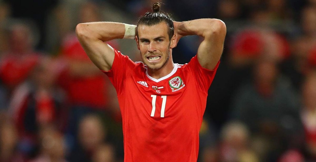 Bale se le lamenta en un partido de la selección de Gales